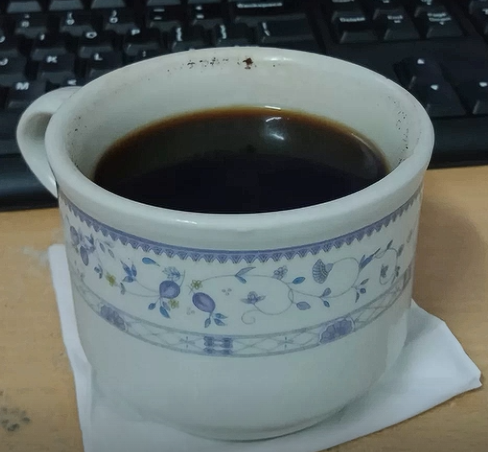 Nugienucky1's tweet photo. Sarapannya orang dewasa emang bukan lagi soal nasi uduk atau roti bakar, tapi segelas kopi hitam pekat yang baunya langsung bikin mata melek. Buat gue, kopi pagi itu bukan cuma minuman pengganjal lambung, tapi tombol buat ngaktifin fungsi otak biar siap ketemu realita, kerjaan, dan rutinitas seharian.

Kalo belum kena kopi, rasanya kayak ngejalanin hari pake mode hemat daya. 

Suasana jadi hambar, obrolan berasa garing, dan fokus gampang ambyar. Jujur aja, hari tanpa ngopi itu bener-bener ga seru, karena kopi itu ritual wajib biar waras dan tetep asik ngejalanin hidup.
