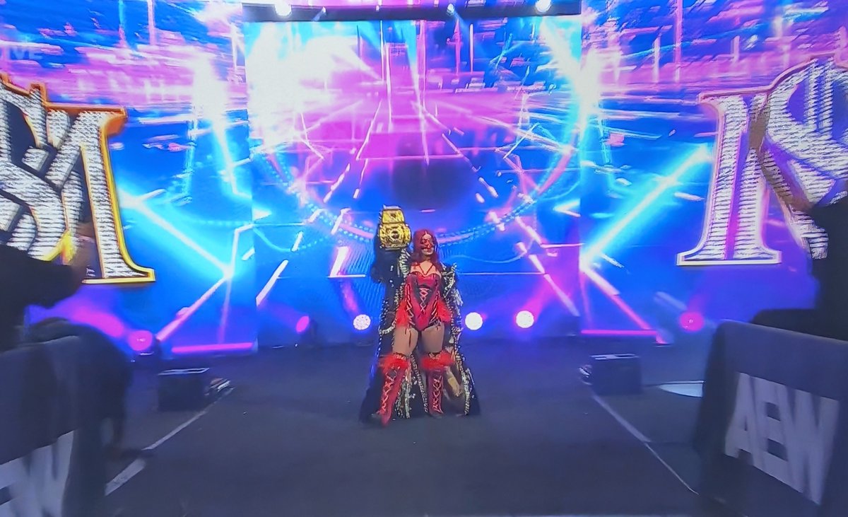 oralcarter's tweet photo. #DivineDominon &amp; #AEW Women's World Champion #MercedesMone vs #TriangleOfMadness 

Entrances 

#AEWDynamite https://t.co/EdnbBhfZ2R