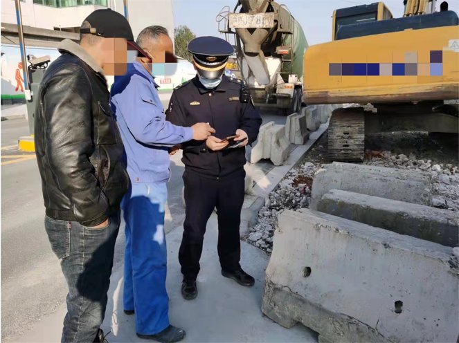 matsumotoox's tweet photo. Caught a soil trafficker red-handed at the construction site – law enforcement cracking down on illegal soil excavation u0026 trade! https://t.co/m0LqCl7KtT