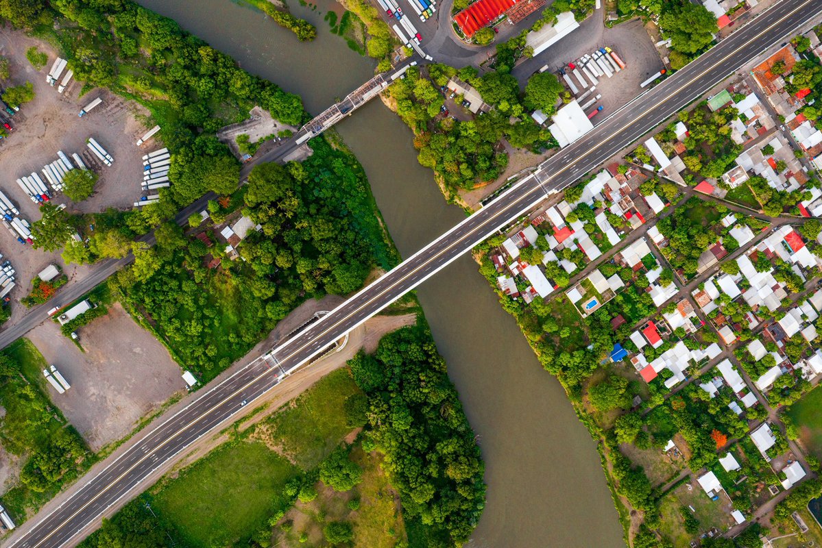 ITROriginal's tweet photo. 🚨 ASÍ LUCE EL NUEVO PUENTE DE $32.6 MILLONES QUE UNE A EL SALVADOR Y GUATEMALA

🇸🇻🇬🇹 El Presidente @nayibbukele inauguró el Puente Binacional General Manuel José Arce, construido sobre el río Paz para conectar La Hachadura con Pedro de Alvarado, Guatemala.

🏗️ La estructura mide 420 metros, es antisísmica, no posee columnas de apoyo dentro del río y tiene una vida útil estimada superior a los 50 años. Es el segundo puente más largo de El Salvador.

🛣️ La obra cuenta con varios carriles, pasos peatonales, iluminación, señalización, drenajes y 1.4 kilómetros de accesos viales. También incorpora nuevas oficinas migratorias con salas de espera, servicios sanitarios y videovigilancia.

📈 El puente beneficiará a 43,000 habitantes y facilitará el tránsito de 1.5 millones de vehículos al año, fortaleciendo el comercio, el turismo y el intercambio de mercaderías. “Nuestra economía tiene que crecer más y para eso necesitamos más comercio con nuestros vecinos”, destacó el Presidente Bukele.
