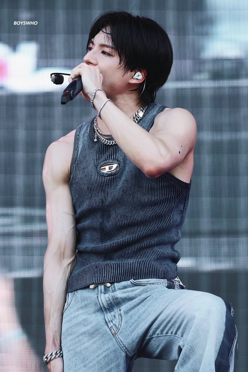 nojamismine's tweet photo. คนที่ใส่เสื้อ Diesel ได้ฮอตขนาดนี้🫠 https://t.co/sfTlJz0V1D