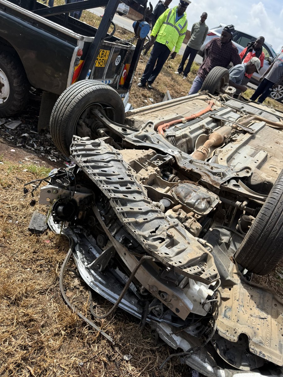 ombachi13's tweet photo. Karibu inipeleke sayun january. Alafu hao 1st responders waliniibia kofia kama bado niko upside down in my seatbelt. Mkiona tailor made Kangemi ni yangu 😂😂 https://t.co/aKSwVNnS0p