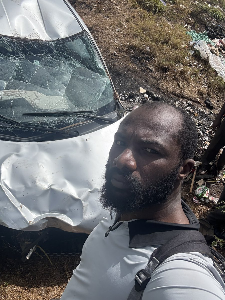 ombachi13's tweet photo. Karibu inipeleke sayun january. Alafu hao 1st responders waliniibia kofia kama bado niko upside down in my seatbelt. Mkiona tailor made Kangemi ni yangu 😂😂 https://t.co/aKSwVNnS0p