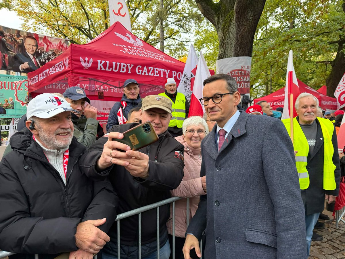 NatConPatriot's tweet photo. Premier Morawiecki w miasteczku pod Trybunałem Konstytucyjnym, ciepło przyjęty przez protestujących.

Kiedy wyłączasz X i rozejrzysz się po prawdziwych ludziach, to okaże się, że te wszystkie SolPolboty, Rybickie i MarcinyEdo istnieją tylko w Internecie.

W rzeczywistość sympatie oraz nastroje w społeczeństwie nie wyglądają tak, jak by sobie tego te jednostki życzyły.