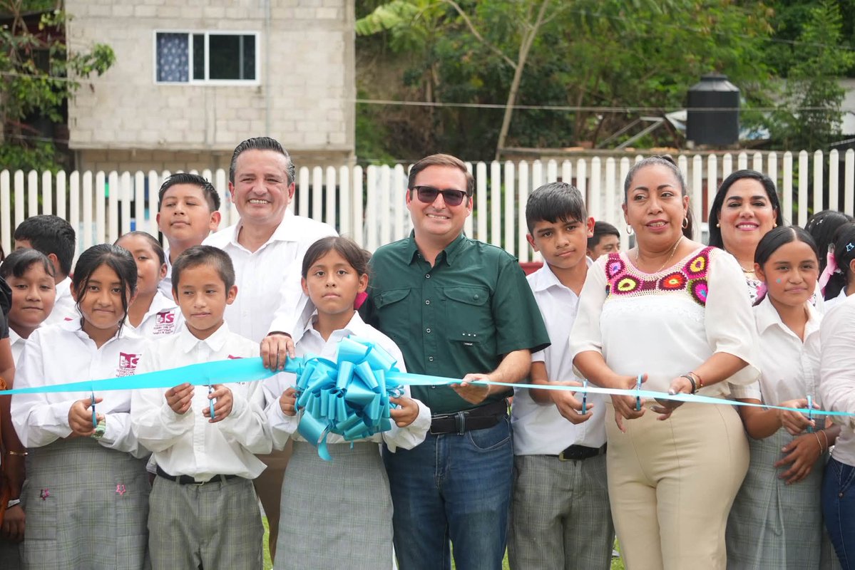 realidadespr's tweet photo. Entregan nuevos sanitarios en la Telesecundaria Teodoro Cano de Papantla https://t.co/I4ow5EGxUq https://t.co/xGmb8QoXry