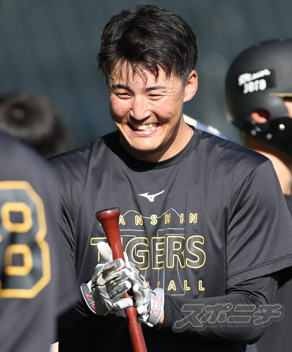 Sponichi_Tphoto's tweet photo. 今日も笑顔でチームのムードを盛り上げる #元山飛優 選手 https://t.co/FSCFUqoK7Y