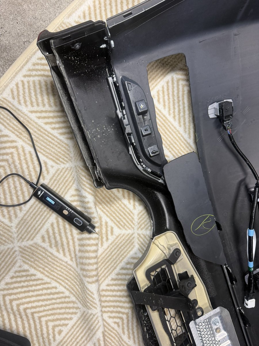 gocchi46's tweet photo. GRヤリス　APPのリアダクトを取付　バンパー外して超音波カッターでカットして取り付けて完成。カッコいい https://t.co/fMDU55OVrv