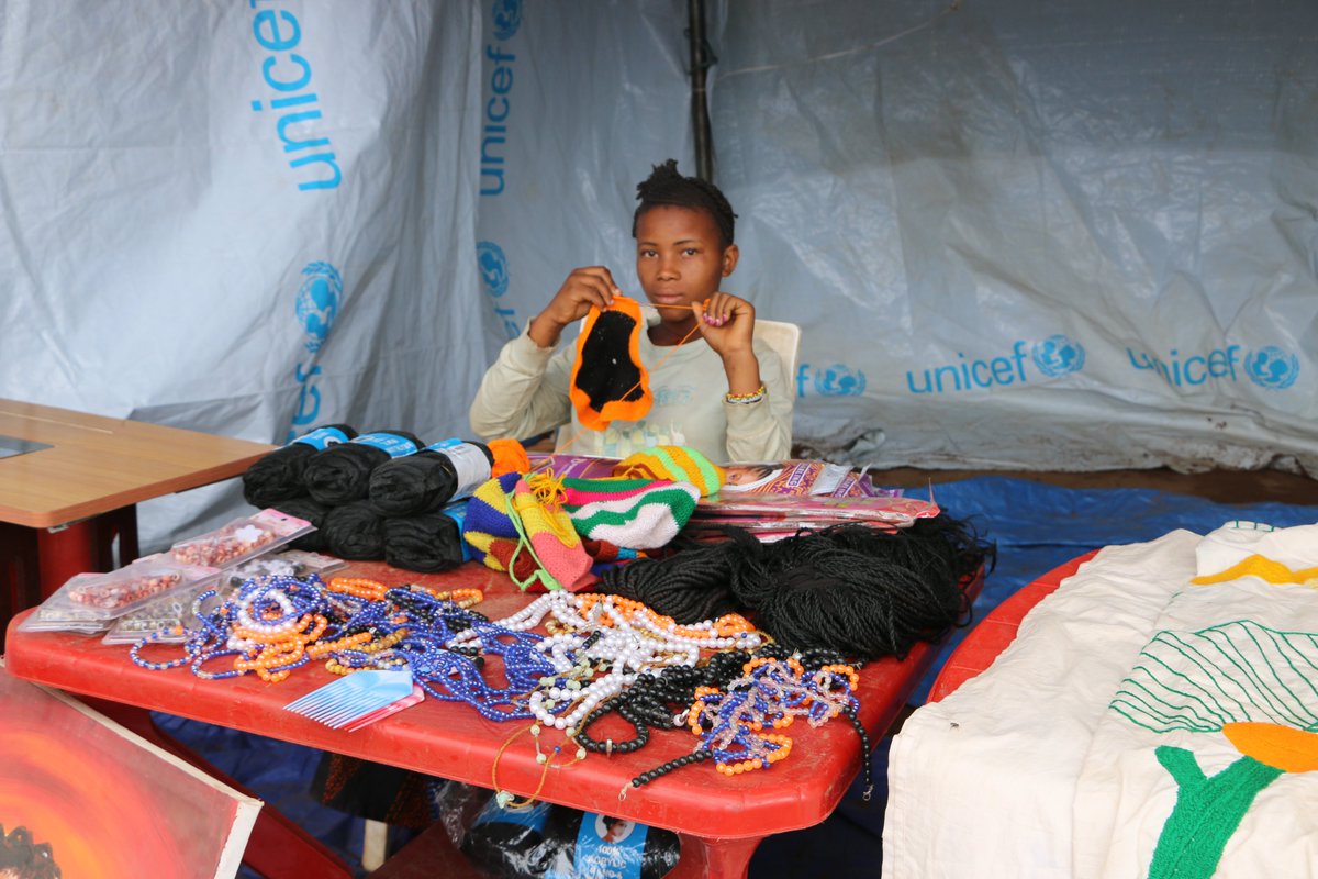 UNICEF_Burundi's tweet photo. Au site de réfugiés congolais de Busuma, les jeunes filles brisent le cycle de la précarité. Grâce aux compétences acquises en couture, broderie &amp; tressage, elles prennent leur avenir en main.
Grâce au soutien de @UNICEF, @BelgiumBurundi &amp; @eu_echo.#JournéeInternationaleDeLaFille https://t.co/2I2weSaJjW