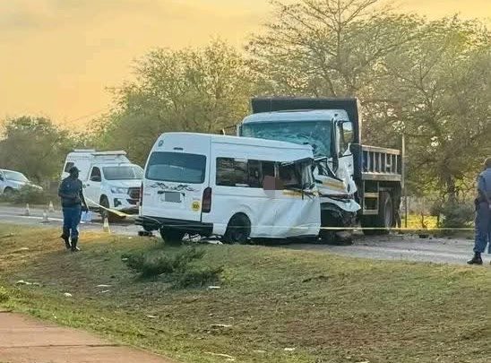 Traffic247_NP's tweet photo. 𝗞𝘄𝗮𝗭𝘂𝗹𝘂 𝗡𝗮𝘁𝗮𝗹
Serious Crash reported at Makhanisi in Ndumo, North of KZN. All necessary services in attendance. 15/10/2026 https://t.co/A1h1uyyfV6