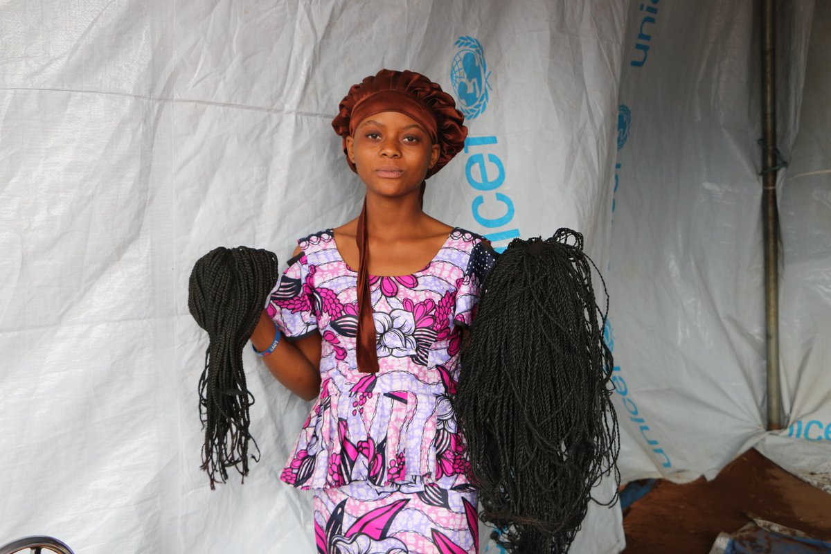 UNICEF_Burundi's tweet photo. Au site de réfugiés congolais de Busuma, les jeunes filles brisent le cycle de la précarité. Grâce aux compétences acquises en couture, broderie &amp; tressage, elles prennent leur avenir en main.
Grâce au soutien de @UNICEF, @BelgiumBurundi &amp; @eu_echo.#JournéeInternationaleDeLaFille https://t.co/2I2weSaJjW