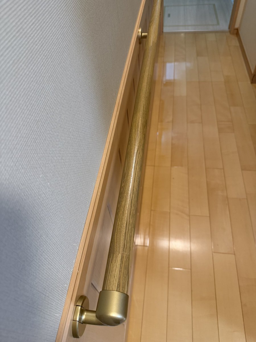 Hisae331207's tweet photo. 工事は明日までらしい
一部完成した手すり
家の中から知らないおじさんが居なくなって色々チェックしているふたり😺
明日も来るらしいよと教えたい

#保護猫 #黒猫 #猫のいる暮らし 
#猫好きさんと繫がりたい https://t.co/JwR7K1NYkm