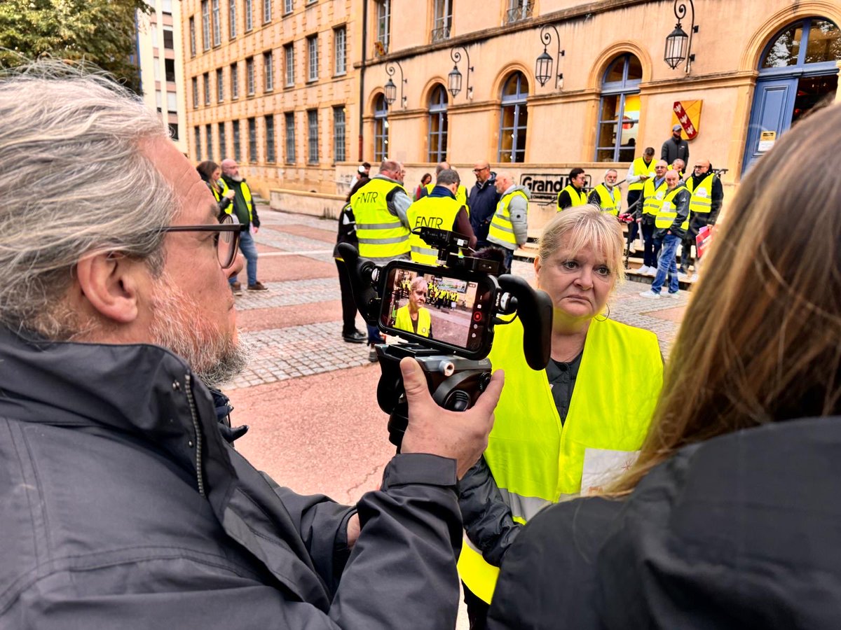 FlBerthelot's tweet photo. Mobilisation de la @FNTR contre l’écotaxe Grand Est et le R-Pass en Alsace. Non à ces taxes injustes qui pénalisent les entreprises de transport fragilisées ! https://t.co/WFGvW3nW1D