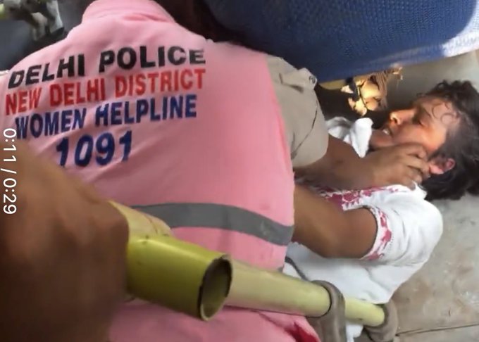 pa1arora's tweet photo. @DelhiPolice Le Women Helpline 😂 https://t.co/8QJu5k0tdp