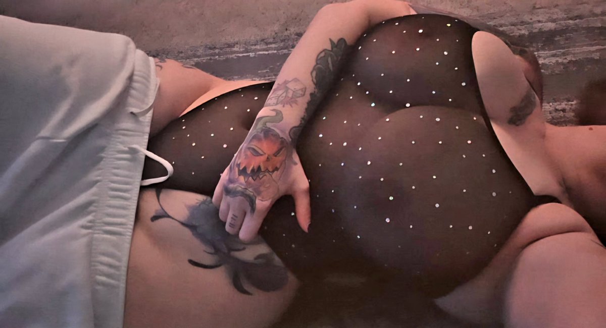 TheNakedNerd87's tweet photo. Insomniac~ 🌠 https://t.co/mRf9vLRUTY