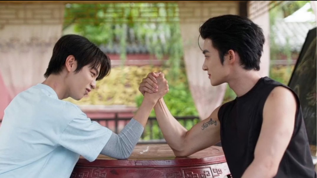 its_offclheyy's tweet photo. Even when arm-wrestling, A-Lie’s gaze remains so full of affection. 🧡🤍

#TheLastOath #ChenMinghao #ChenLiang https://t.co/5CuI8nbClT