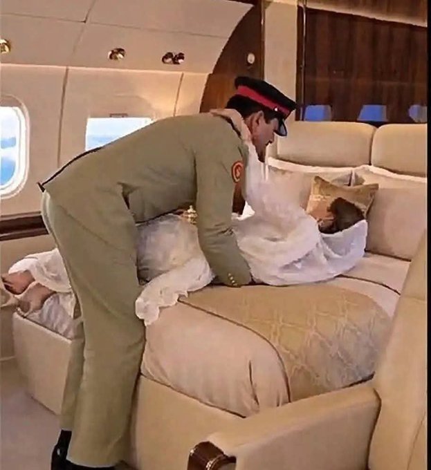 TheOGGodfeather's tweet photo. Asim Munir and Maryam Nawaz private pics leaked https://t.co/D6TYc2h7dx