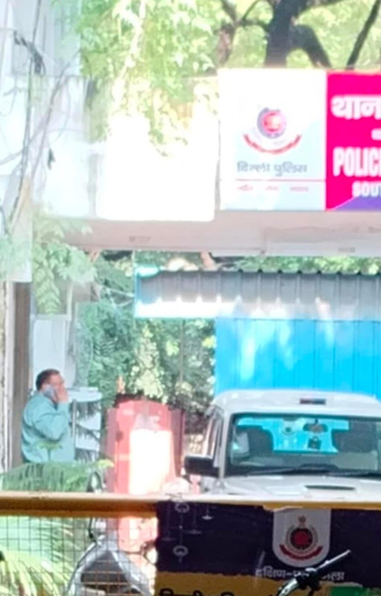 PressSubodhJain's tweet photo. नगर निगम में काबिज नौकरशाह वसूली के लिए यहां आए हैं यह तो निगमकर्मियों की भी चर्चा का बिंदु बनता नजर आता है, लेकिन आरोपों और तथ्यों के बाद भी बेशर्मों की तरह लार टपकाने वाले तो शायद इतिहास गढ़ रहे हैं। 

ऐसे ही दो कलाकार तैनात हैं @DCCNZMCD और @dc_snz_mcd में, जिनके निकम्मेपन या कमाई की चाहत ने एक वसूलीबाज बेलदार को इतना बेलगाम बना दिया है कि बेख़ौफ़ उगाही कर रहा है!

बेलदार का नाम है #Shaheed_Khan जो तैनात है शाहदरा उत्तरी जोन की मेंटेनेंस डिवीज़न में, जहां के #EE को टुकड़े डालकर यह वहां की जगह सेन्ट्रल जोन के भवन विभाग में वसूली कर रहा है। 

तथ्य यह है कि गढ़ी की एक संपत्ति से पैसा नहीं मिला तो इसने उसे तुड़वाने का कार्यक्रम बनवाया और बीते सप्ताह फ़ोर्स लेने खुद थाना अमर कालोनी पहुंच गया, जबकि यह इस ज़ोन में तैनात ही नहीं है। 

वहां किसी ने ड्यूटी अफसर को इसकी हकीकत बता दी, तो वसूली से हिस्सा लेने वाले कुछ बड़े अफसरों ने इसकी जान बचाई। 

अफसरों को कोई शक सूबा है तो थाने की CCTV फुटेज देख सकते हैं, लेकिन ऐसा तब होगा जब पैसा कमाने की इच्छा की जगह ईमानदारी से काम होगा! और वह तो संभव ही  नहीं है !

 चर्चा है कि ईमानदार सरकार के एक बड़े संगठक नेता से रिश्तेदारी की वजह से @PunjabPoliceInd से @MCD_Delhi में माल कमाने आए #IPS_Sachin_Gupta ने खुला कारोबार शुरू कर रखा है, जहां विकास के लिए रसूखदार या बेलदार दोनों में कोई फर्क नहीं किया जाता। 

बाकी एमसीडी तो काम ही लूटने का कर रही है और विकसित भारत की बढ़ रही लोक कल्याणकारी मेहरबान हो तो रिश्तेदारों को भी काम पर लगाने में क्या बुराई है ?
@PMOIndia @HMOIndia @LtGovDelhi @CVCIndia 
@PMOIndia @HMOIndia @LtGovDelhi @CVCIndia