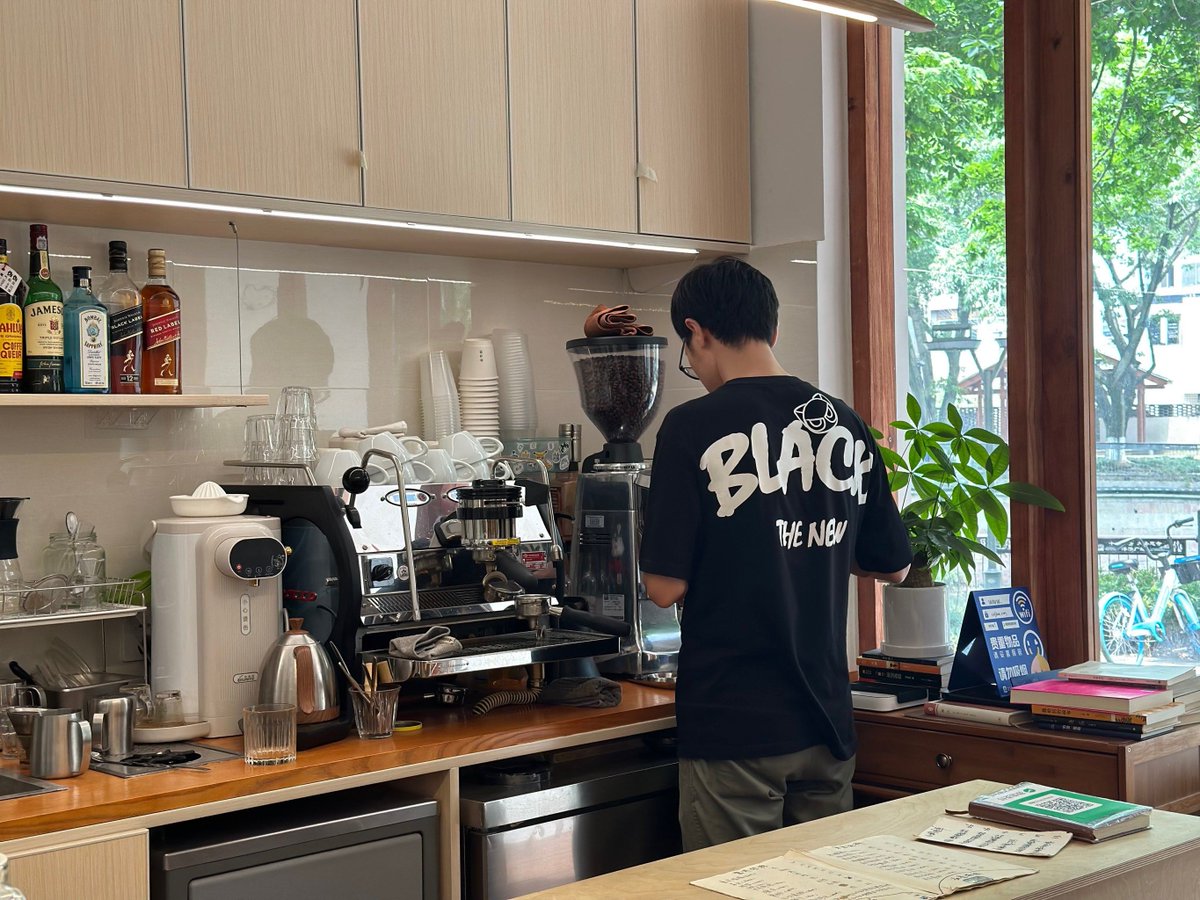 kalxn0's tweet photo. 今日コーヒーを買いに行ったら、店員さんが渋い顔で「今日はコーヒーがない」と言われた！どうやら在庫が厳しいらしい…コーヒー愛好家の私にとっては拷難すぎる哉 https://t.co/ZoK8131X9P