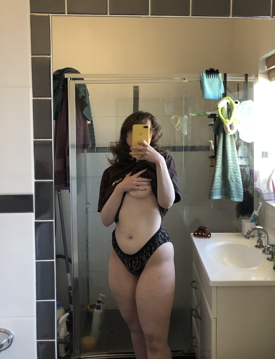 Wuppy_Pubby's tweet photo. big shirt no pants combo https://t.co/G3PGSENqSf