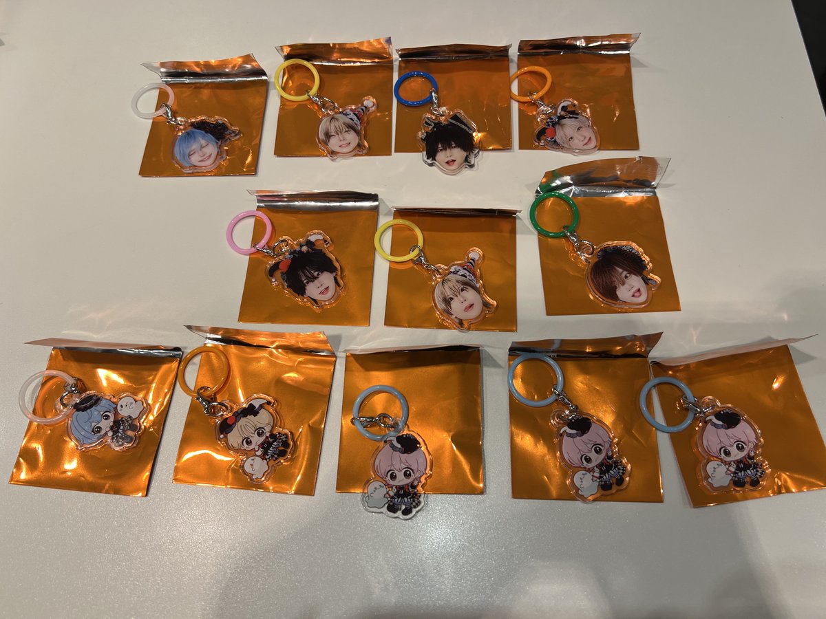 akane_blue0718's tweet photo. ホローホログラム ホロホロ ハロウィン グッズ 交換 買取

譲☞缶バッジ❤️🤍🩷🧡🩵💙集合(画像参照)
キーホルダー❤️💛🩵🩷(※💛ロゴ無し)
ステッカー🤍💛🩷
めじるしチャーム(画像参照)
笑顔🤍💛💙🧡
寄り目💛🩷
イラスト🤍🧡🩵

リプに続きますので確認お願いします🙇‍♀️⬇️ https://t.co/WbDDfE8ieb