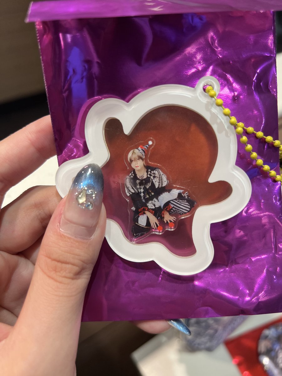 akane_blue0718's tweet photo. ホローホログラム ホロホロ ハロウィン グッズ 交換 買取

譲☞缶バッジ❤️🤍🩷🧡🩵💙集合(画像参照)
キーホルダー❤️💛🩵🩷(※💛ロゴ無し)
ステッカー🤍💛🩷
めじるしチャーム(画像参照)
笑顔🤍💛💙🧡
寄り目💛🩷
イラスト🤍🧡🩵

リプに続きますので確認お願いします🙇‍♀️⬇️ https://t.co/WbDDfE8ieb