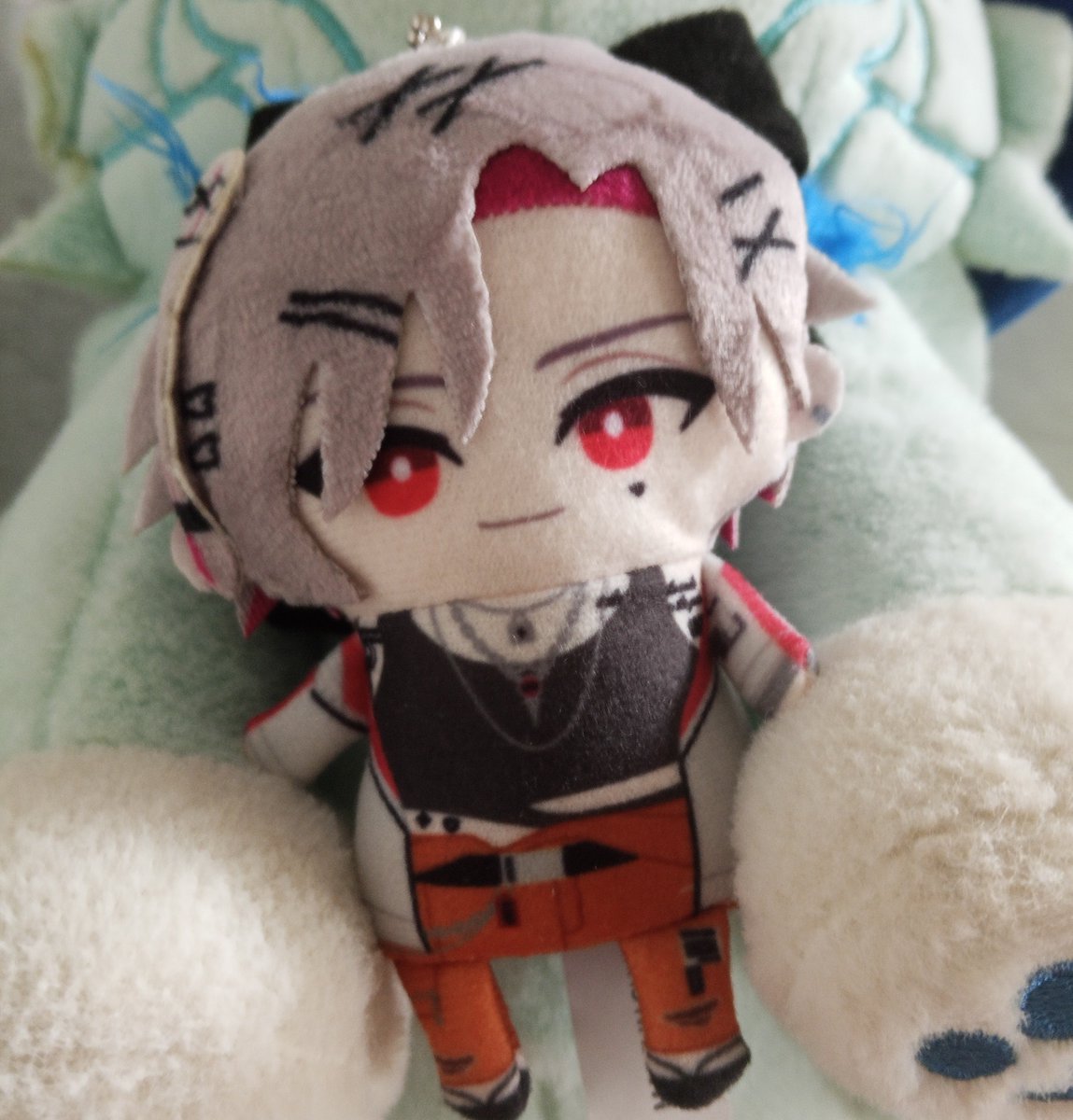 Moxhifurinafan's tweet photo. Lilo pape has arrived let's go! He's so cute oml. Also I'm using my other plushies to hold him up because the angle is nice but yippee!
#reviewmylock https://t.co/QyOKyuIYwa