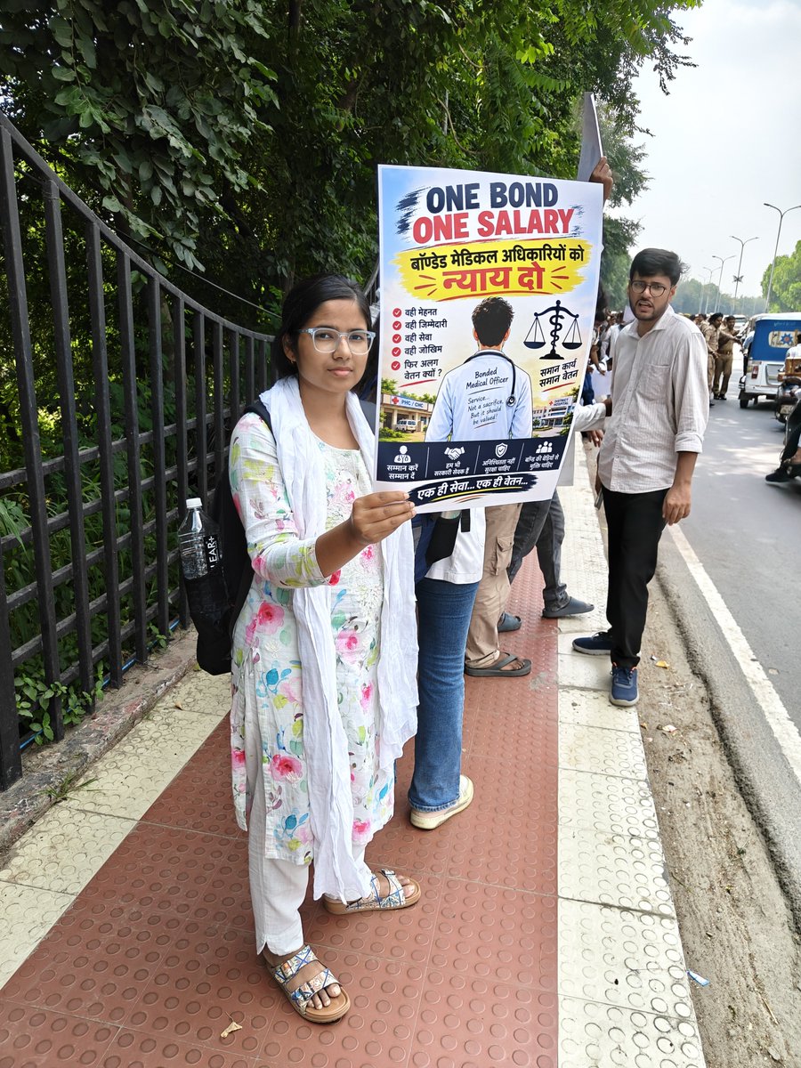 SachinKuma30610's tweet photo. #4th day of bonded gov doctors protest
Gov is not ready to listen ....
#onebondonesalary 
@TheNewspinch 
@ravish_journo 
@yadavakhilesh 
@myogiadityanath 
@brajeshpathakup 
@abhinavpinch https://t.co/iBE3nEXacJ