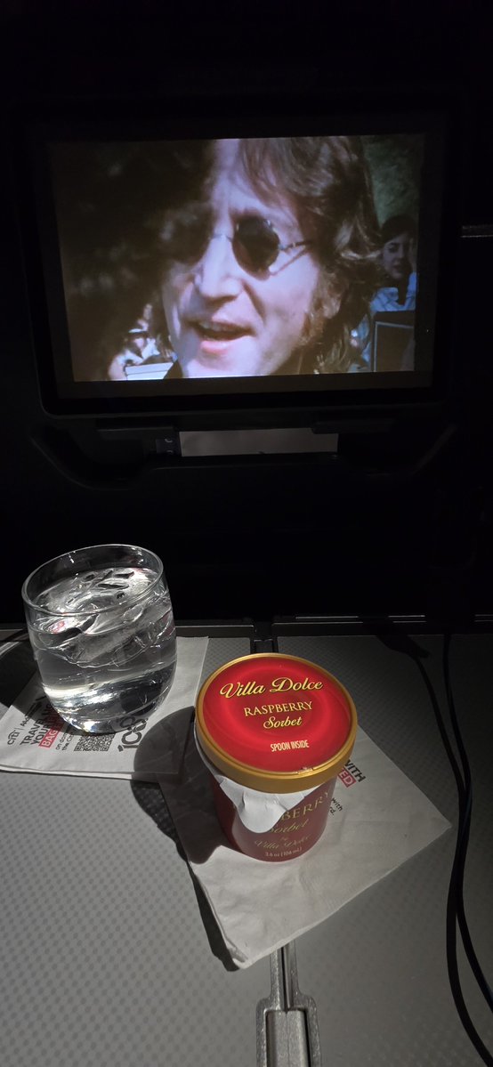 patstravelrevu's tweet photo. #AmericanAirlines #B738 #FirstClass #Dinner #ORD to #SAN https://t.co/zZXcN4dU4V #inflightmeal #airplanefood #airlinemeal #travel #luxurytravel #aviation #avgeek #AmericanAir #AA #American #patstravelreviews https://t.co/SRB4u74WQF