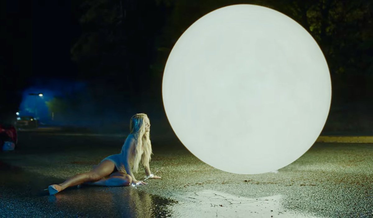 PopLoop_'s tweet photo. Zara Larsson extiende el período artístico más relevante de su carrera con el video para “Blue Moon”, el cuarto sencillo del álbum “Midnight Sun”.

➡️ https://t.co/oNFiXQlJ7L https://t.co/6tUjFOQmWl