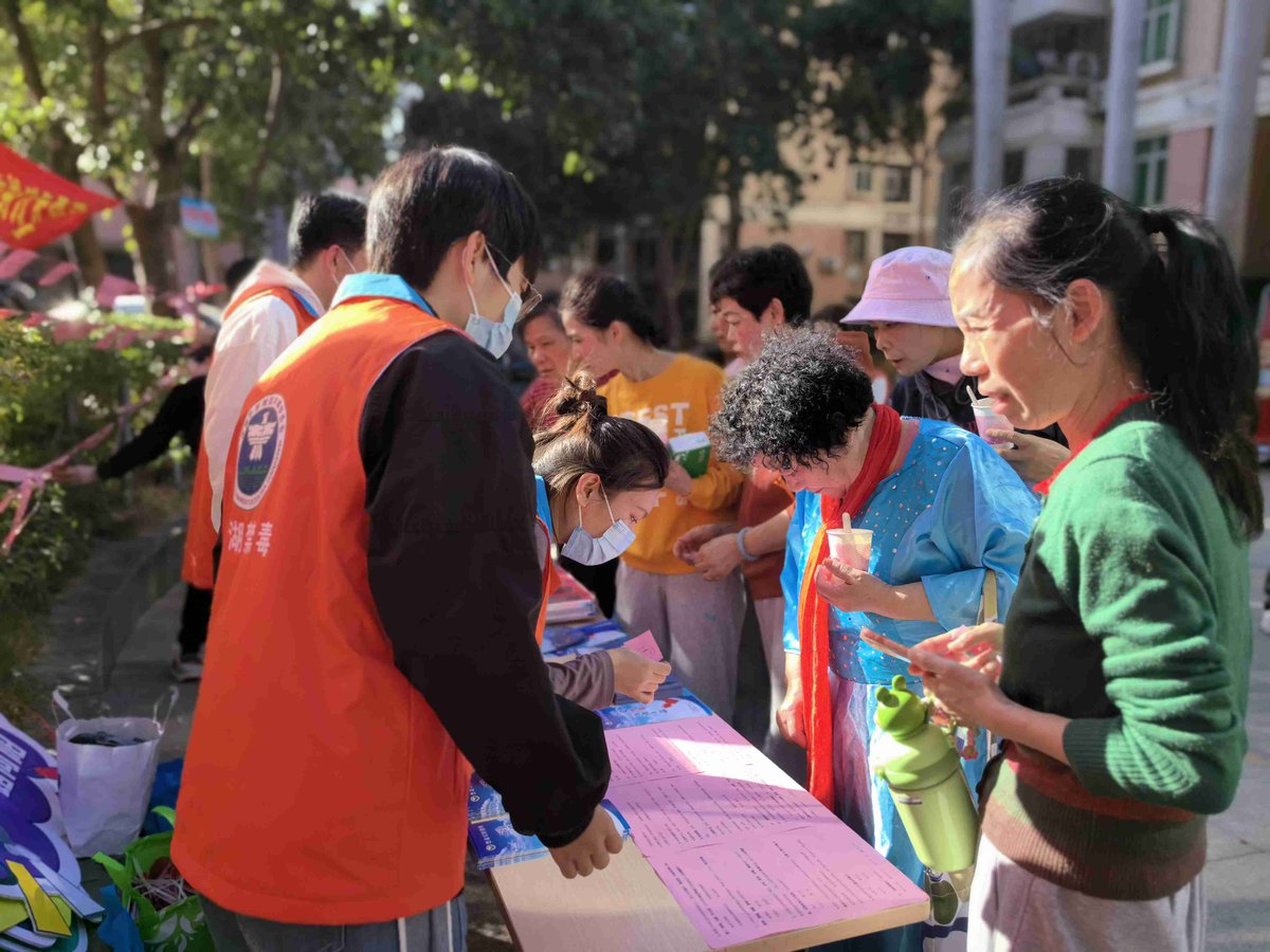rguliev76's tweet photo. [I met Tao Haoxian, Ji Xu and Qi Xiao at the community activity today, they are super enthusiastic!]， https://t.co/k0PoIf8WNA