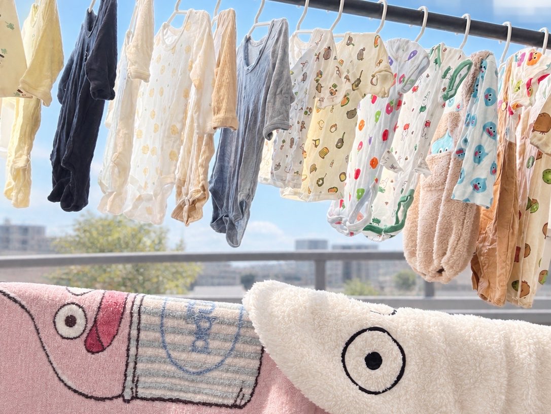 minikko_xx's tweet photo. お洋服小さすぎて……🥺
肌着ばっかりで、お外用の服全然ないことに気づいてしまったヽ(；▽；)ノ
背景は加工です。

#世界一幸せな洗濯 https://t.co/2kucCbYVAk