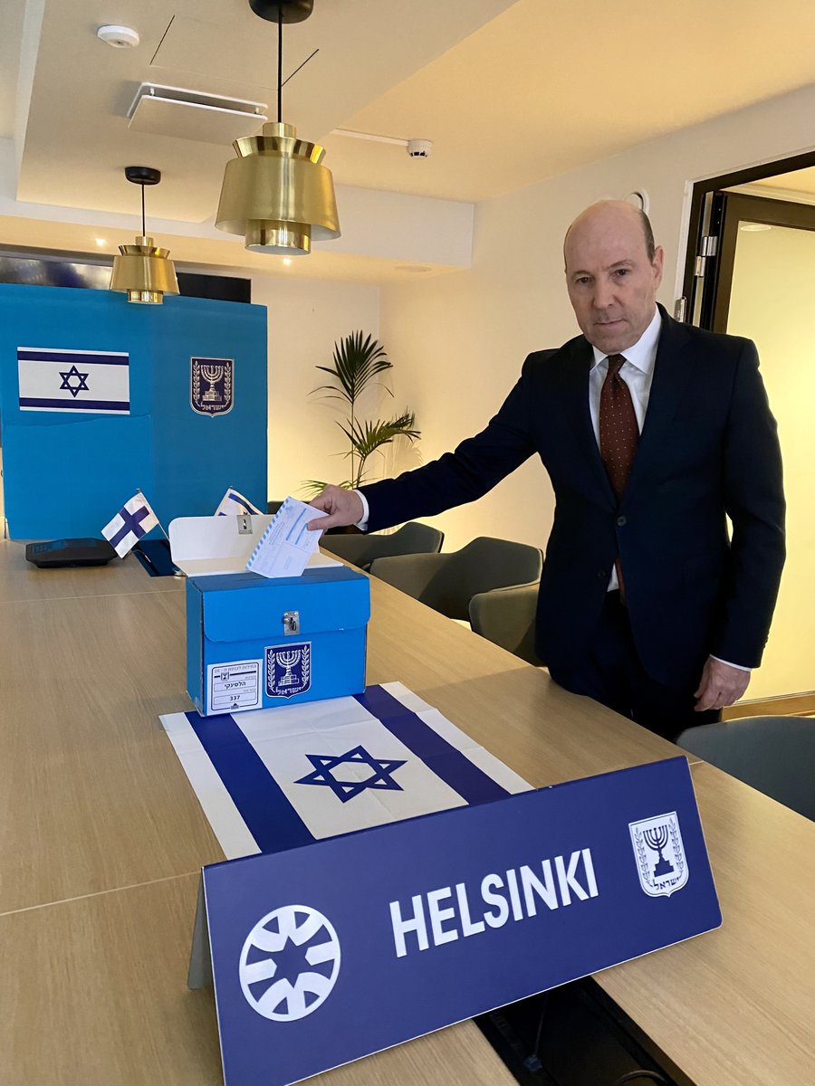 IsraelinFinland's tweet photo. Israelin parlamenttivaalit järjestetään 27. lokakuuta, mutta Israelin pohjoisimmassa suurlähetystössä äänestetään jo tänään. 🇮🇱

Suurlähettiläs Boaz Rodkin äänesti tänään Helsingissä, kaksitoista päivää ennen Israelin virallista vaalipäivää.

Israelilaiset diplomaatit yli sadassa suurlähetystössä ja konsulaatissa ympäri maailmaa äänestävät vaaleissa ensimmäisinä, jotta äänestysliput ehtivät Israeliin ajoissa.

Ensimmäiset äänet kerättiin tänään Wellingtonissa Uudessa-Seelannissa, ja viimeiset uurnat sinetöidään  Israelin San Franciscon ja Los Angelesin konsulaateissa.
