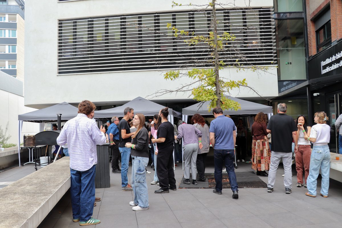 cnrs_ibmp's tweet photo. 🥨 A taste of Alsace at the IBMP!
On 1 October, the IBMP community came together for its traditional tarte flambée gathering, a convivial moment reminding us that science is also about people!😊
#Alsace #ResearchCommunity #TeamSpirit https://t.co/ThWBFaXpYV