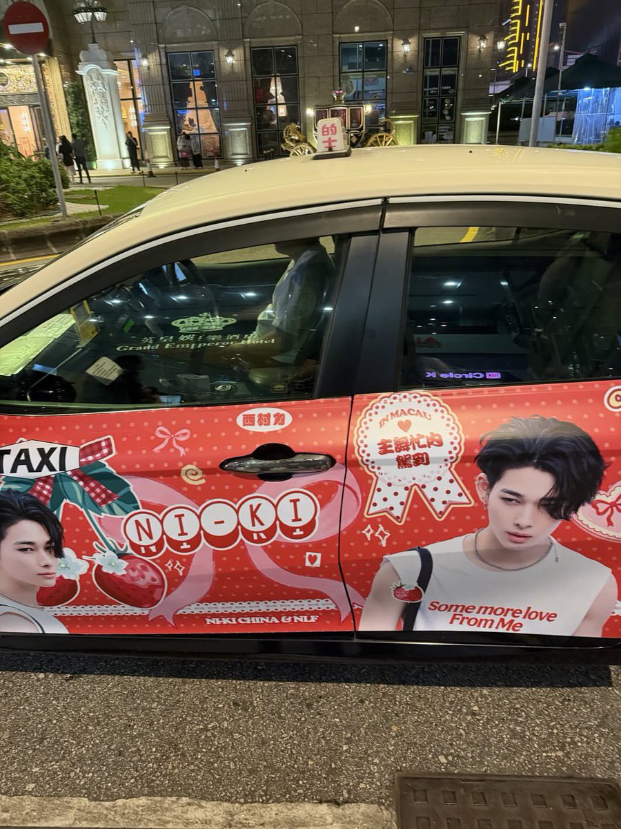 kikimvra's tweet photo. NI-KI STICKERS ON A CAR 😭😭 https://t.co/Y0vKgHXZDh