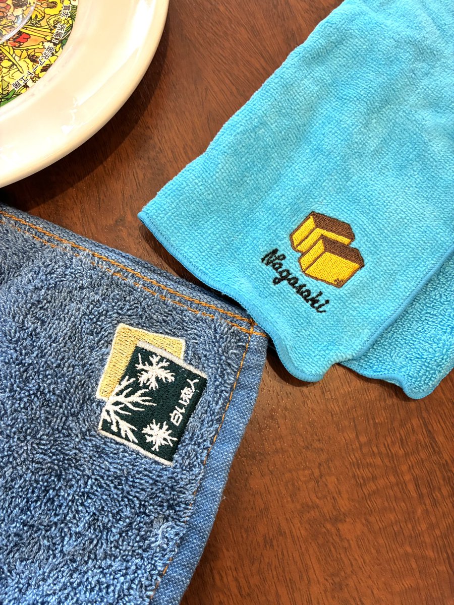 pkb5648's tweet photo. 久々の友達と近所でちょっとお茶。
私が北海道土産にもらった白い恋人ハンカチを自慢したら長崎土産のカステラハンカチを自慢し返された。 https://t.co/aYUlQ7h9m7