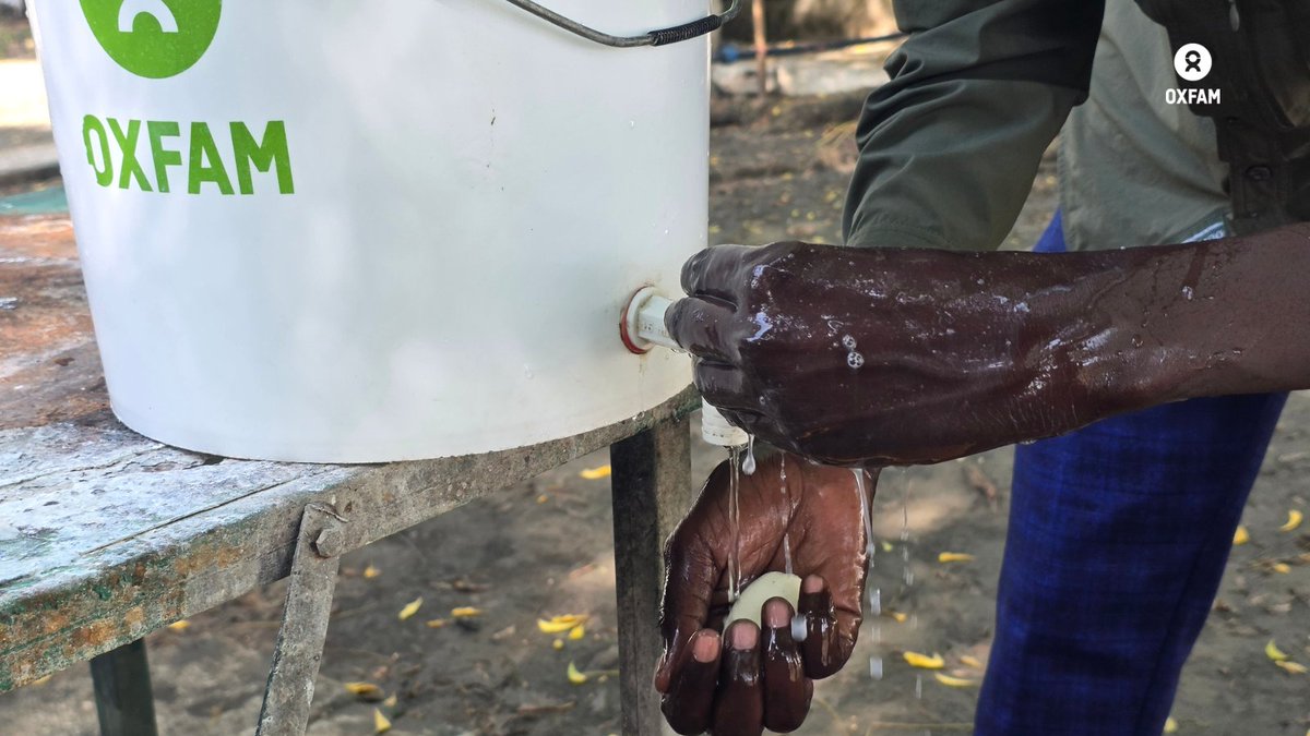oxfamsouthsudan's tweet photo. Handwashing with soap saves lives, but only when water and soap are available.
This #WorldHandwashingDay, we call for greater investment in clean water, sanitation &
hygiene services so every person can protect their health with dignity.
#WASH #CleanWaterForAll #SouthSudan https://t.co/VPJf2bYQ6x
