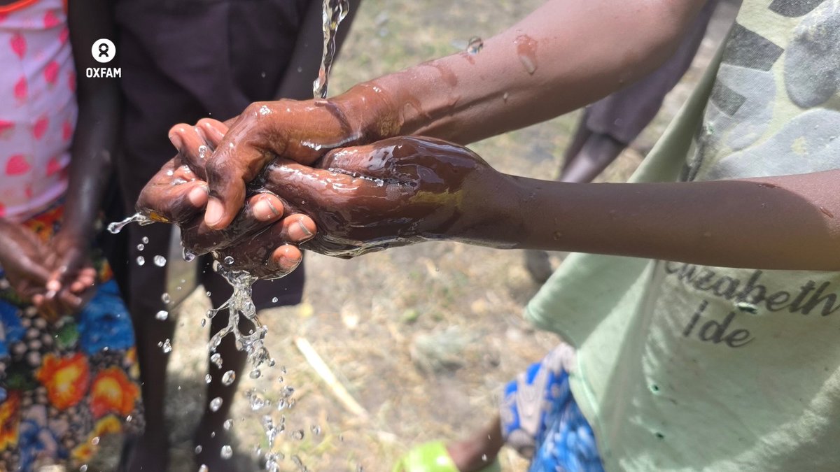 oxfamsouthsudan's tweet photo. Handwashing with soap saves lives, but only when water and soap are available.
This #WorldHandwashingDay, we call for greater investment in clean water, sanitation &
hygiene services so every person can protect their health with dignity.
#WASH #CleanWaterForAll #SouthSudan https://t.co/VPJf2bYQ6x
