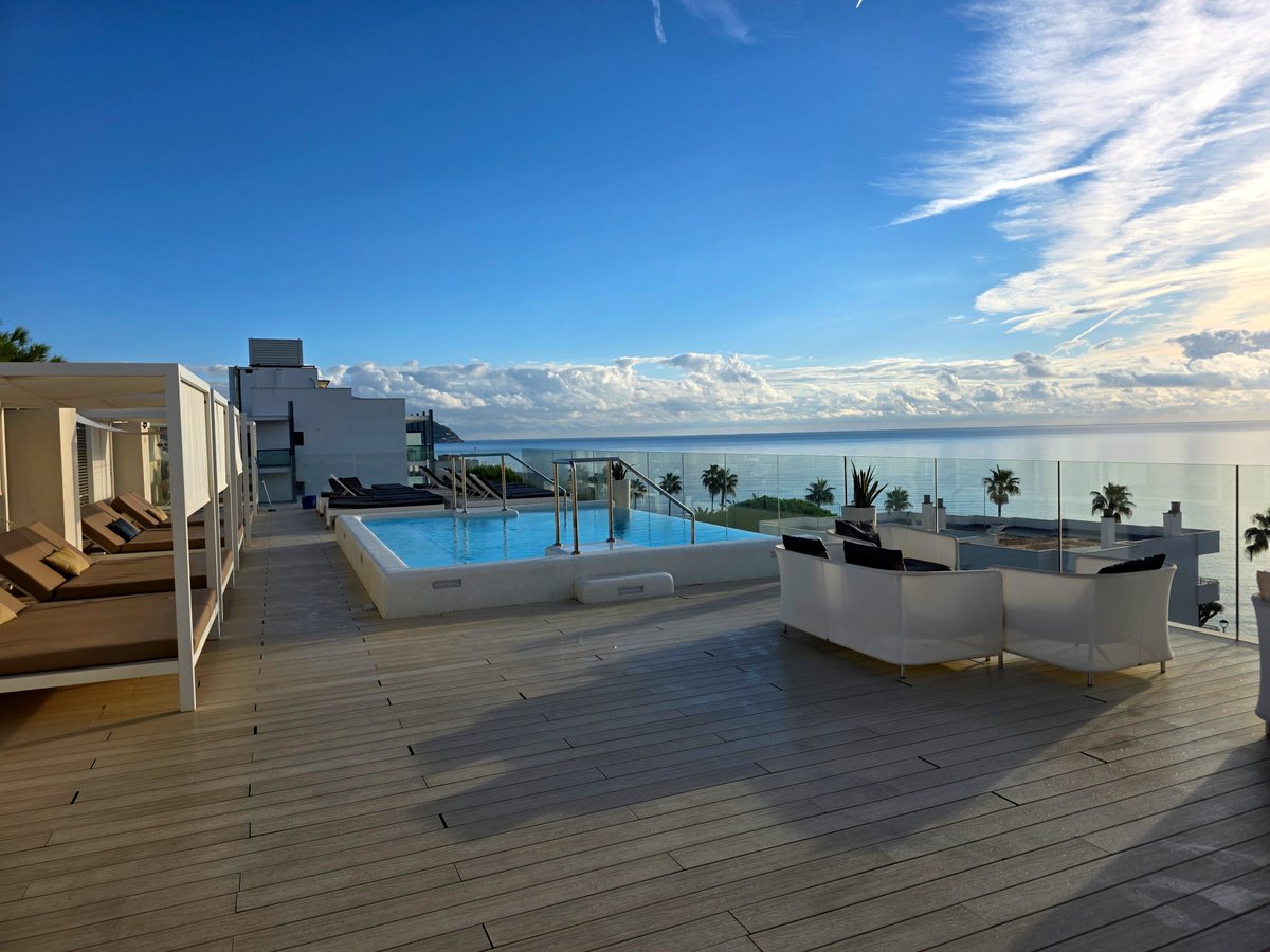 ChrisG_CXG's tweet photo. Might have to change sunbathing spot as I've just found this place on the roof of the hotel, bloody lovely ☀️👌 https://t.co/n7MpCjZC7m