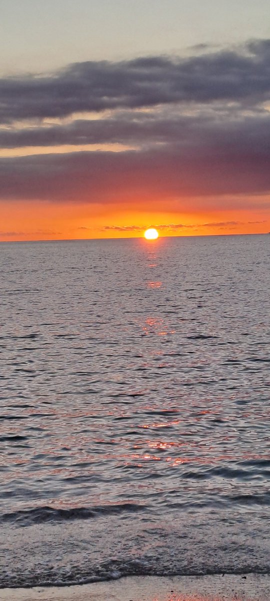 elge38's tweet photo. @AlainHanel @BGroseille Coucher de soleil sur la plage de l' Almanarre https://t.co/PTiOfnncu0