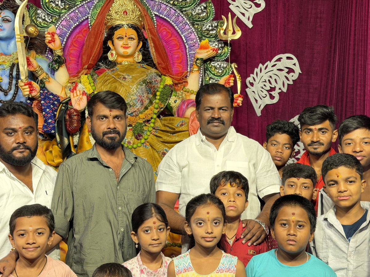 Pravenbhavani's tweet photo. 🚩 జై భవాని... జై దుర్గాదేవి!
గడ్డిఅన్నారం డివిజన్లోని దుర్గాదేవి మండపాలను సందర్శించి ప్రత్యేక పూజల్లో పాల్గొన్న భవాని ప్రవీణ్ కుమార్ గారు. 🙏
#DurgaNavratri #Dussehra #BhavaniPraveenKumar #Gaddiannaram #TeamBhavaniPraveen https://t.co/YMsqmHszDh
