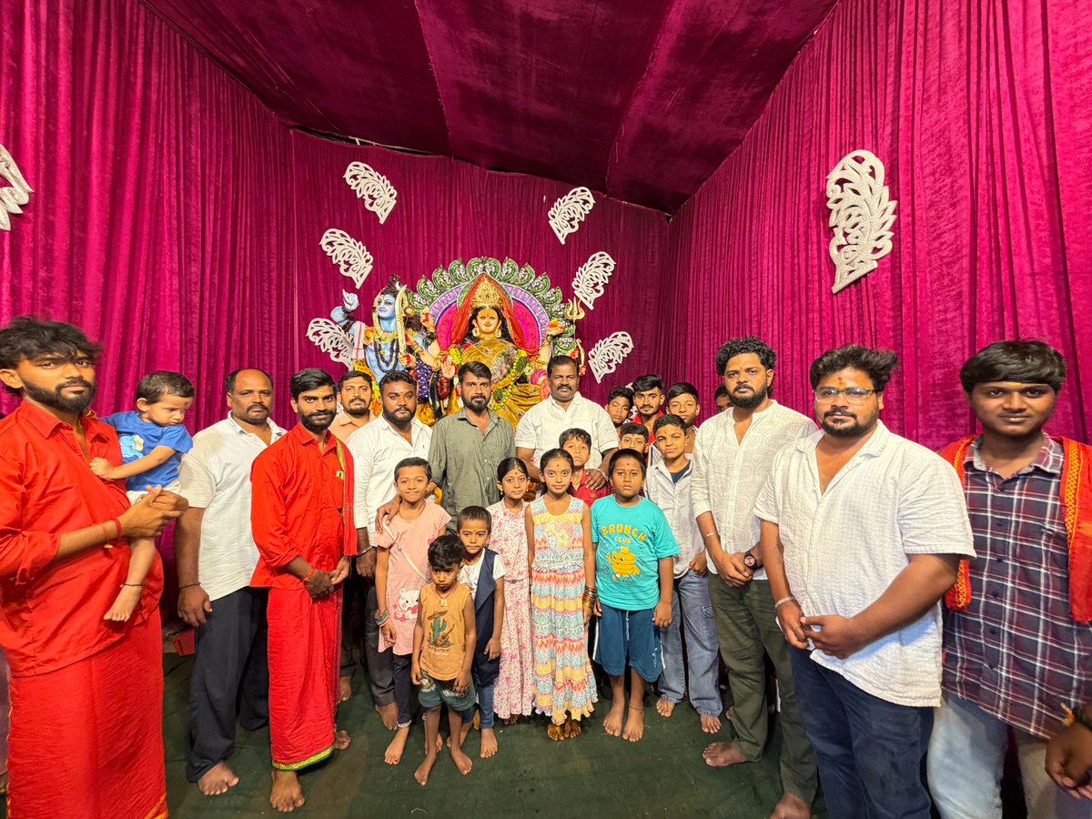 Pravenbhavani's tweet photo. 🚩 జై భవాని... జై దుర్గాదేవి!
గడ్డిఅన్నారం డివిజన్లోని దుర్గాదేవి మండపాలను సందర్శించి ప్రత్యేక పూజల్లో పాల్గొన్న భవాని ప్రవీణ్ కుమార్ గారు. 🙏
#DurgaNavratri #Dussehra #BhavaniPraveenKumar #Gaddiannaram #TeamBhavaniPraveen https://t.co/YMsqmHszDh