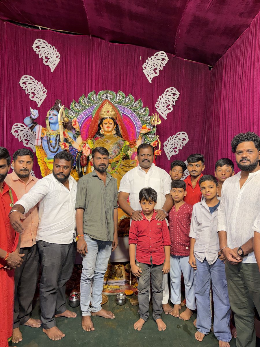 Pravenbhavani's tweet photo. 🚩 జై భవాని... జై దుర్గాదేవి!
గడ్డిఅన్నారం డివిజన్లోని దుర్గాదేవి మండపాలను సందర్శించి ప్రత్యేక పూజల్లో పాల్గొన్న భవాని ప్రవీణ్ కుమార్ గారు. 🙏
#DurgaNavratri #Dussehra #BhavaniPraveenKumar #Gaddiannaram #TeamBhavaniPraveen https://t.co/YMsqmHszDh