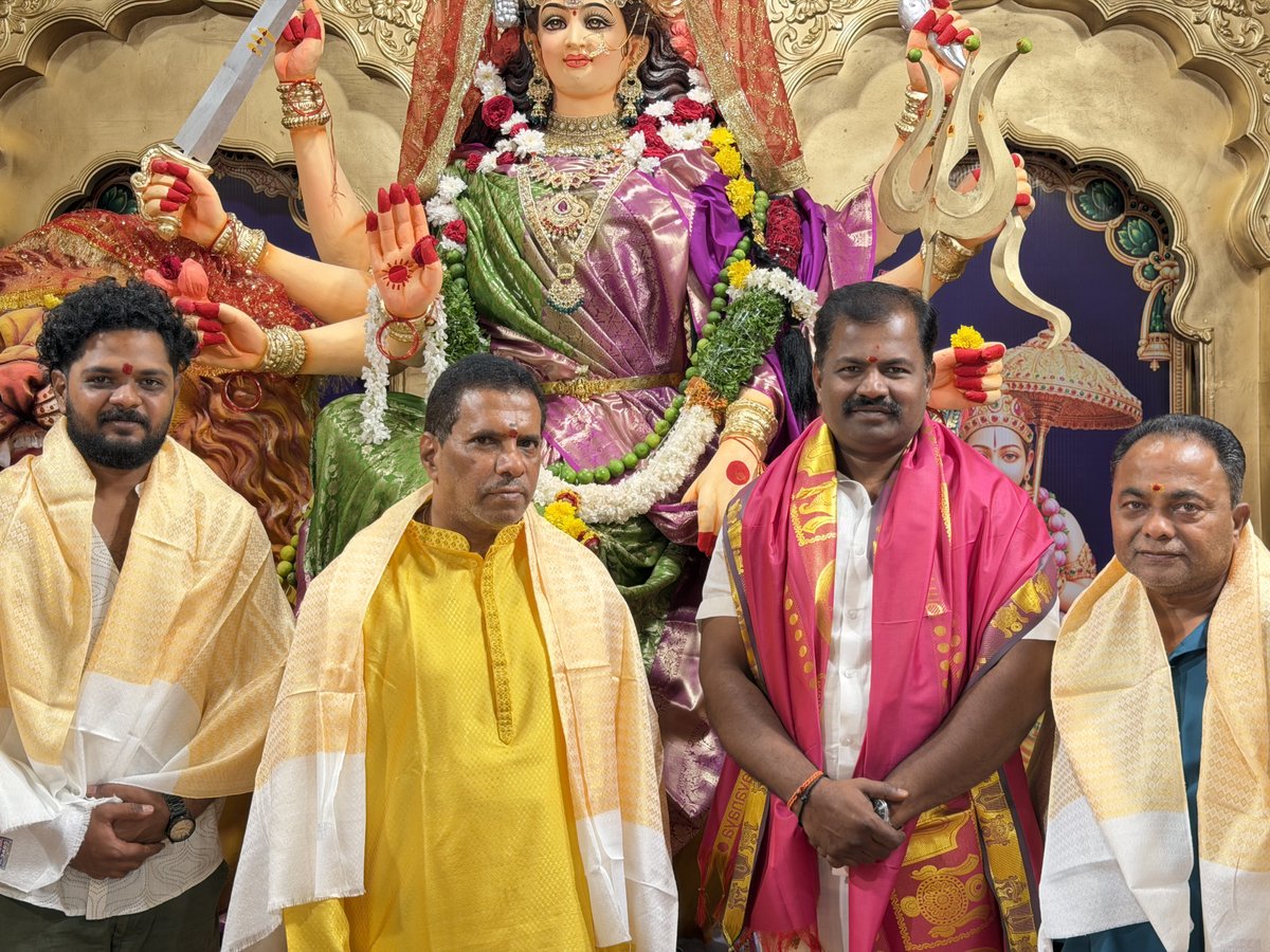 Pravenbhavani's tweet photo. 🚩 జై భవాని... జై దుర్గాదేవి!
గడ్డిఅన్నారం డివిజన్లోని దుర్గాదేవి మండపాలను సందర్శించి ప్రత్యేక పూజల్లో పాల్గొన్న భవాని ప్రవీణ్ కుమార్ గారు. 🙏
#DurgaNavratri #Dussehra #BhavaniPraveenKumar #Gaddiannaram #TeamBhavaniPraveen https://t.co/YMsqmHszDh