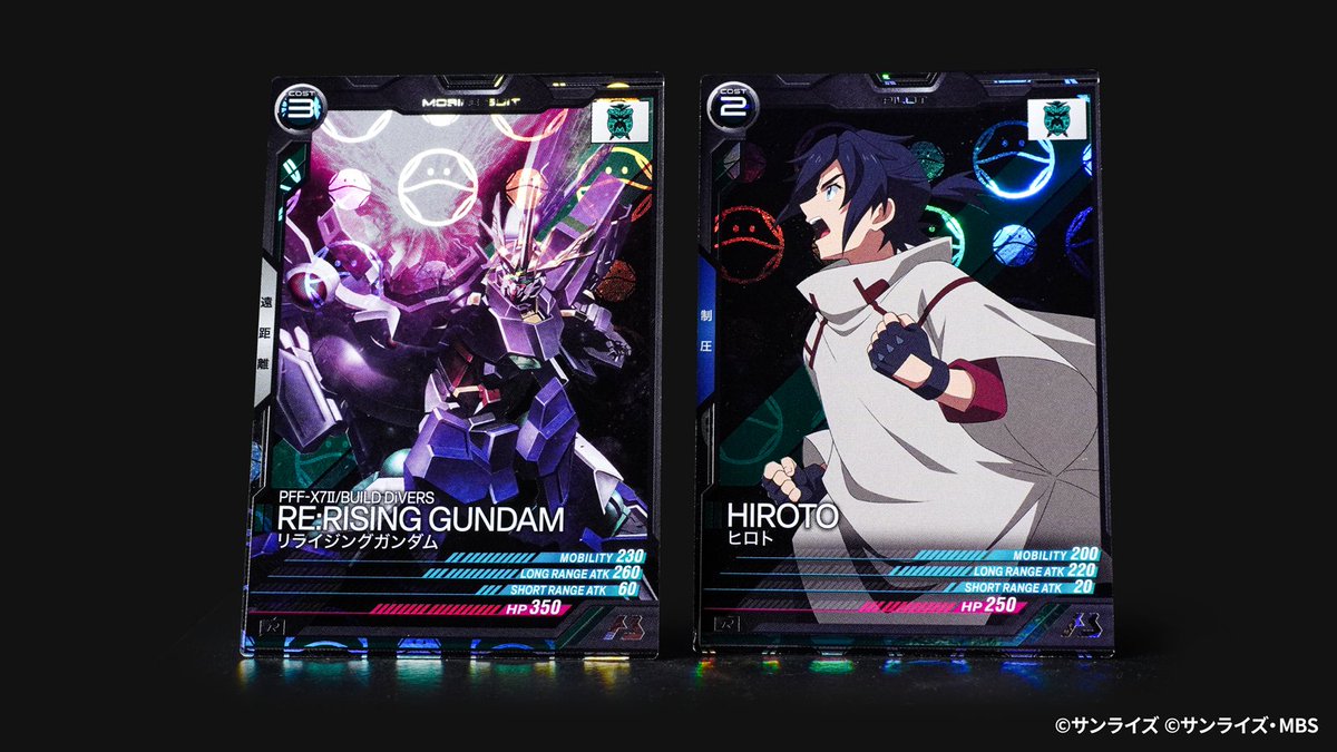gundam_ab's tweet photo. 🌟特別な加工が施された「ハログラム」がWAVECHOES SEASON:05にて再登場🌟

「C」と「R」のカードを対象に、通常のカードに加えて、ハログラム仕様のカードが登場します✨
ゲーム内ではユニットの足元に特殊な演出も…👀
さらに、今回よりカード裏面に「HAROGRAM」のレアリティ表記が追加になっています！

▼詳細はこちらから
https://t.co/Y95qe8ccqB

◤WAVECHOES SEASON:05
　　10月22日(木)稼働     ◢