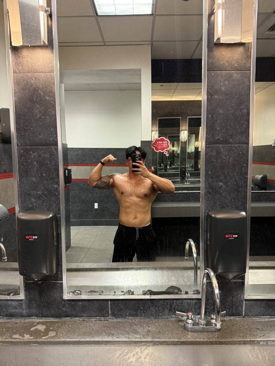housesarebig's tweet photo. I guess we have come around full circle from #fitbound to #liftbound. A big reason why I bulked up was to look better in clothes, they really do go hand-in-hand. I dont really take fit pics though so here we are https://t.co/DaO4t1nyLn
