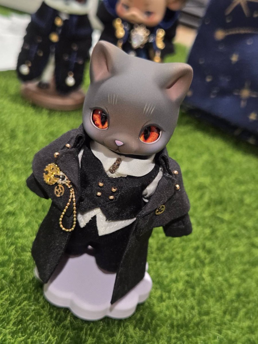 CPiyakamon's tweet photo. Never thought Mocka could pull off such a cool look ‘till I swapped his eyes and outfit!
He’s actually based on my OC, Caché—the quiet, smart boy. His official eyes are still in the works,these are temporary,
but..he ended up looking unexpectedly mature and handsome!🦇
#cocoriang https://t.co/YPxaaQcVpN