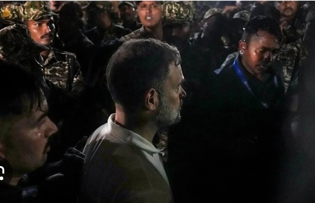 AshokShrivasta6's tweet photo. देर शाम हजारों लोगों के साथ राहुल गांधी जिस तरह सुप्रीम कोर्ट में घुस गए थे, उसे लेकर सुप्रीम कोर्ट ने राहुल गांधी को फटकार लगाई है।
सुप्रीम कोर्ट ने साफ कहा है कि हमें कोई धमका नहीं सकता।
और राहुल गांधी अपने आचरण के लिए माफी मांगें। https://t.co/sy31xwaOcS