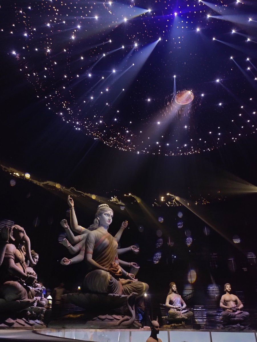 Si___aaaa's tweet photo. This pandal was majestic man , camera don't even justify 1 percent 😭 i felt like I was in different universe🪷✨

Bengal is really something when the topic is art ✨ https://t.co/rzuvESE4j7