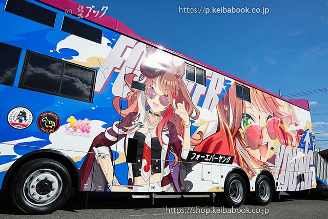 keiba_book's tweet photo. フォーエバーヤング（牡５歳、栗東・矢作）をモチーフとした『ウマ娘　プリティーダービー』のラッピング馬運車のお披露目会。同馬を管理する矢作調教師や主戦の坂井瑠星騎手らが参加して、滋賀県栗東市の東海馬匹輸送株式会社で行われました。 https://t.co/toWArr8I4W