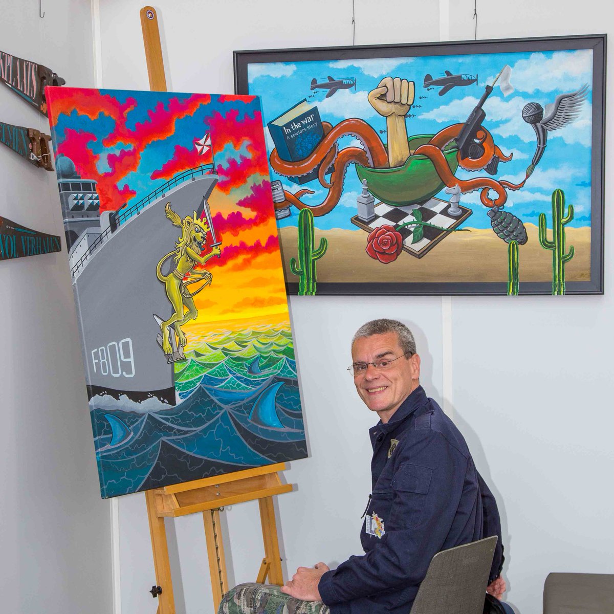 2020Helmen's tweet photo. Op 21 november zijn we met #HelmenVolVerhalen te vinden bij het Limburgse veteranen congres in Roermond met oa @DefPaintings aan zijn ezel. 

De uitnodiging voor de Limburgse veteranen ligt nu in de bus, meld je aan! @GemeenteRoermo1 @limburg #meeopmissie door de kunsten https://t.co/Bq1RmWHc7e